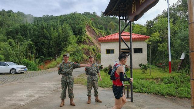 点点迷彩绿 护航徒步路