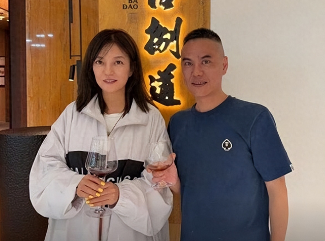 49岁赵薇广东吃饭又老又凶, 当年的小燕子再也回不去了!