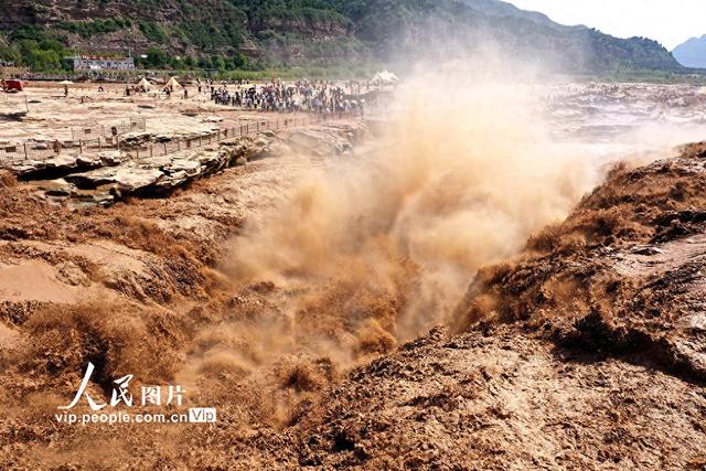 山西吉县：黄河壶口瀑布气势磅礴
