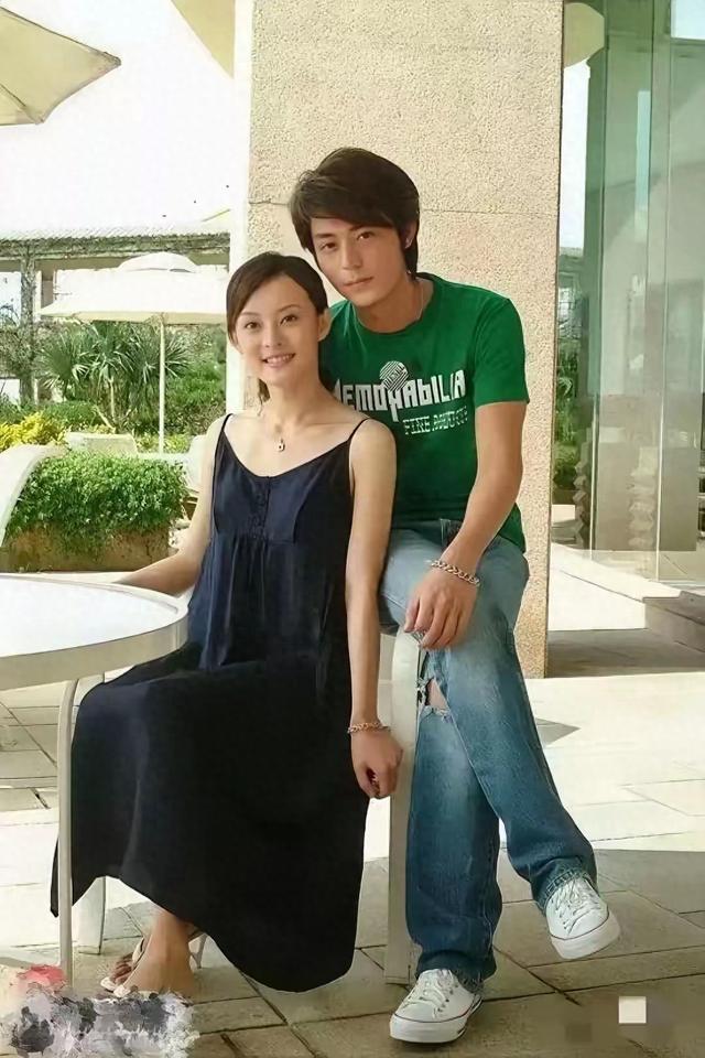 不知道邓超看到这张照片有何感想？当年两人真是男才女貌。