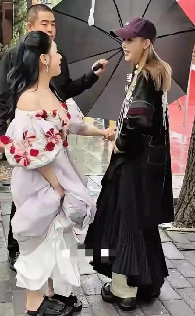 万万没有想到，女神现实中居然那么矮，白瞎我看了十几年电视
