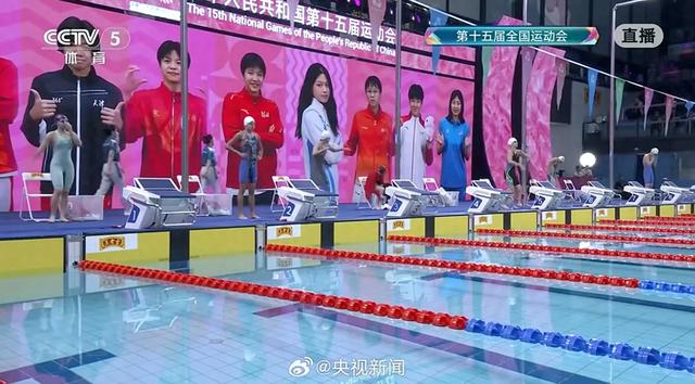 怪兽给女生奥特曼大战（13岁小孩姐杀疯了全运会泳池上演奥特曼打怪兽名场面）