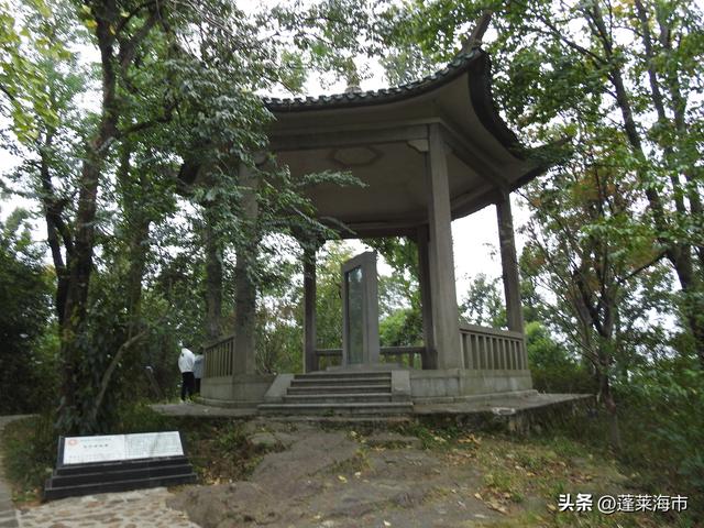 岳麓山上的“长沙会战碑”，旁边的说明碑上至少有两处明显的错误