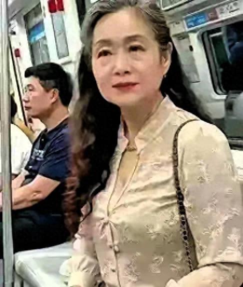 70岁奶奶穿露胸装！网友：啥年龄了，这样穿让年轻人都不好意思了