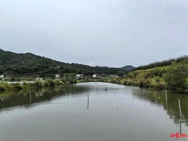 实探网红“唐飞机”坠机现场：距起飞地约50米，地上有油污；目击者：直播十多分钟后坠机，“赶到现场发现他坐在飞机上，飞机燃起大火”