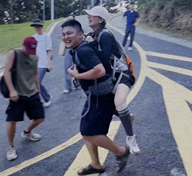 广东女子登山脚崴，被陌生小伙背40分钟下山，恶心的一幕出现了