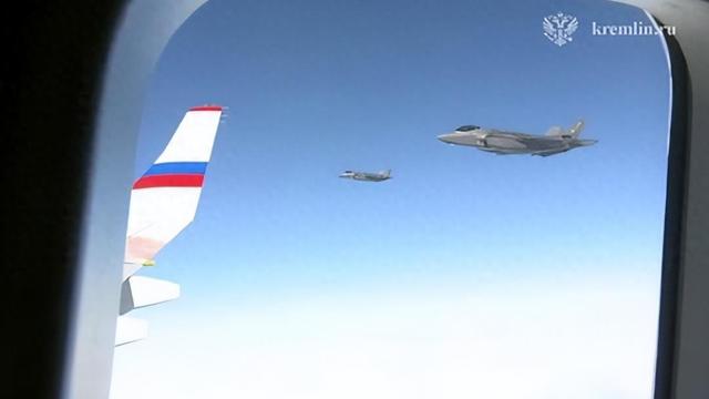 突发！美军4架F-35战机护航普京，飞过白令海峡后一幕令美方慌了
