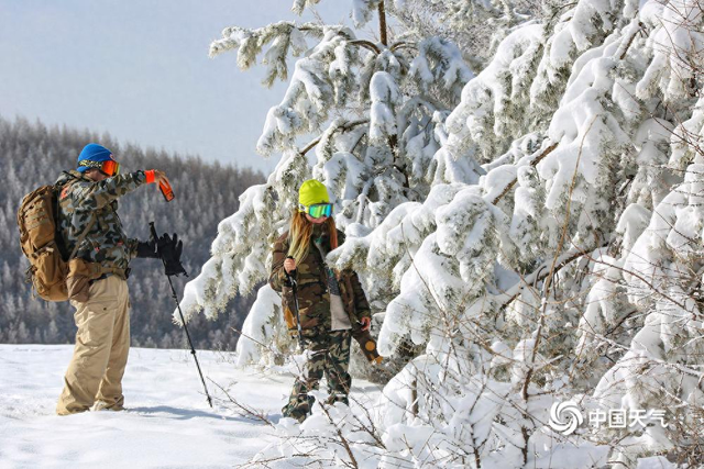 雪景上线！河北草原天路迎降雪 游客滑雪打卡乐享其中