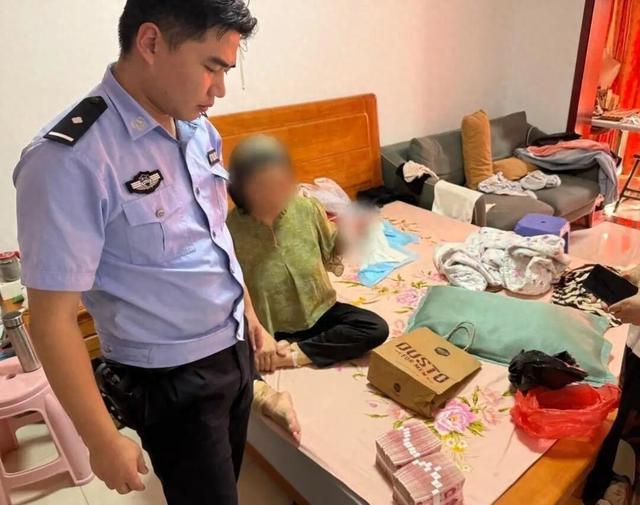 我的世界命令方块指令（女子紧攥20万现金大哭我自己的钱）