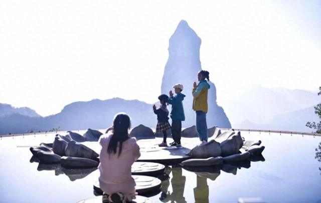 中小学秋假火了亲子游，四川、浙江多景区因游客量饱和限流