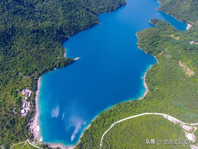 文县天池景区：暑期文旅热潮涌动，外籍网红助力魅力绽放