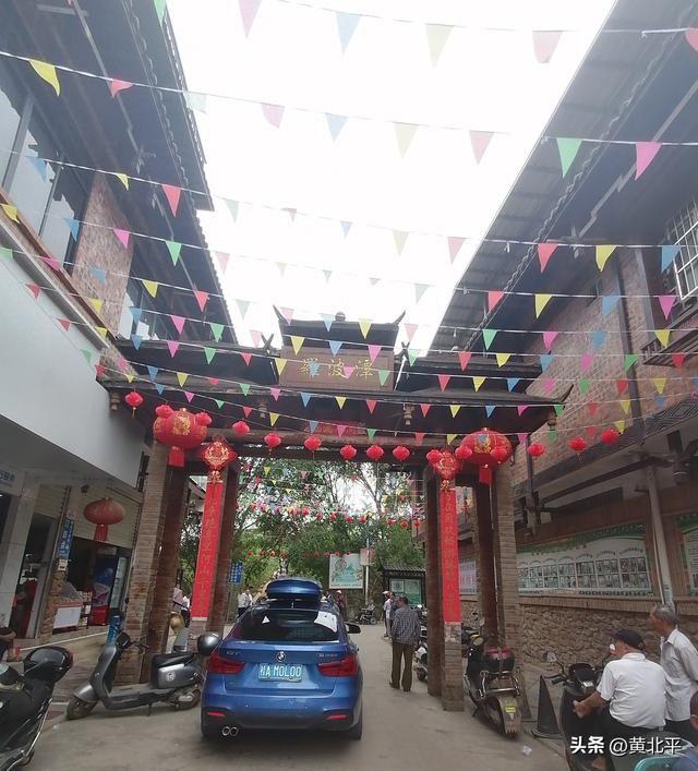 广西南宁市龙母文化发祥地罗波潭，为喝一口信徒水想用而来