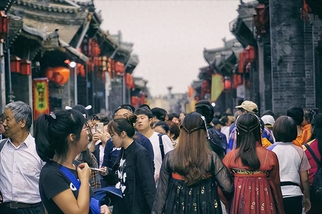淀粉肠、汉服店、网红路牌，古镇三件套背后，藏着有钱但不多的痛