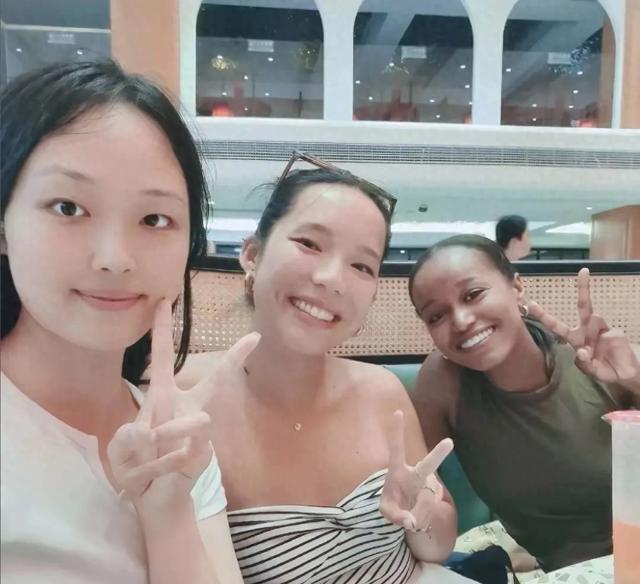 黄楼比利时的两个姐姐好漂亮跟爸爸长得像，与江西亲人相约比利时
