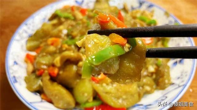 猪肉炒茄子的家常做法（炒茄子不要过油和直接下锅教你正确做法）
