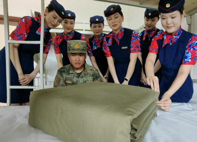 高铁乘务员30岁后做什么（抗战丰碑八十载 双拥共建强军梦郑州客运段高铁乘务员走进军营体验生活）