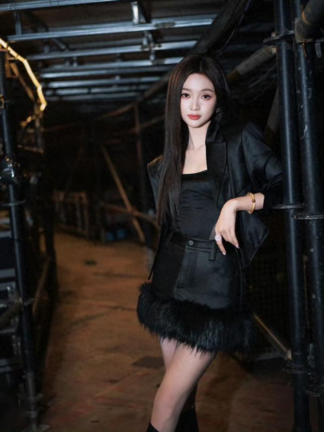 吴宣仪御姐范写真	，黑色长筒靴穿搭霸气十足