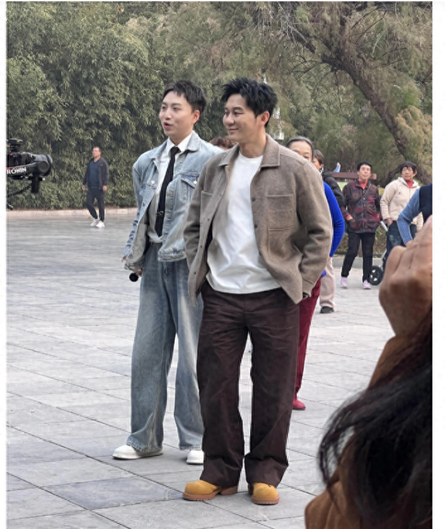 北京公园偶遇李晨，46岁依旧帅气逼人，大妈们热情围观！