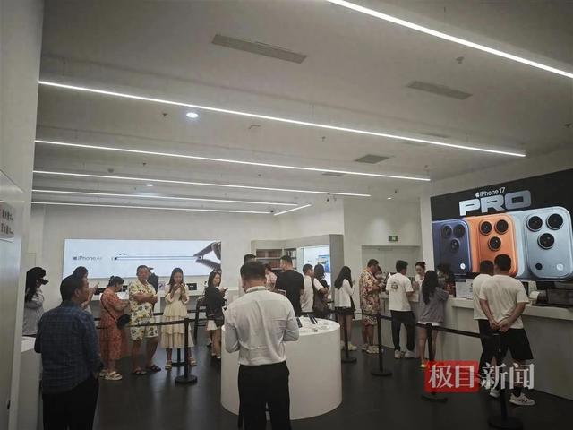 海南封关首日实探三亚免税城: 免税价叠加消费券, 苹果手机最高可减2140元