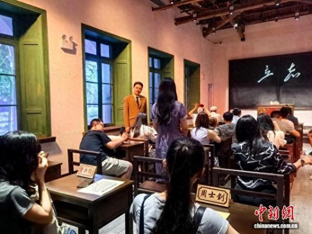 （神州写真）沉浸式剧场兴起 成中国游客旅途“新景”
