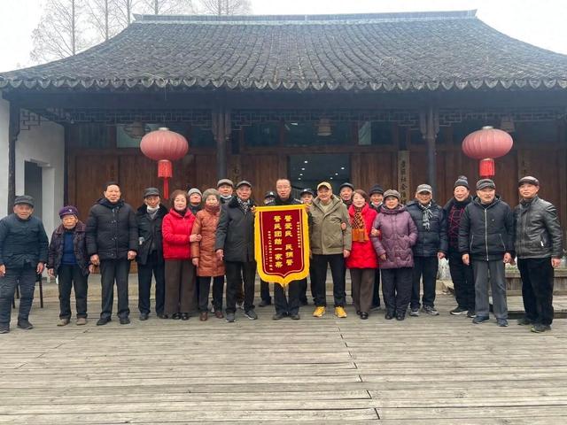 新年伊始，18位老人共同送来一面锦旗……