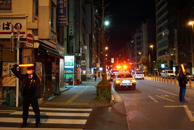 2名中国公民在日本街头遭抢劫	，行李箱内装有约4.2亿日元现金，警方披露详情：抢劫团伙用辣椒喷雾袭人；我驻日使馆提醒