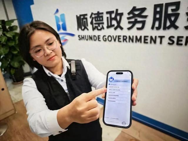 人民日报评论：公务员用人工智能写材料，该不该打板子？