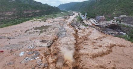 黄河壶口瀑布迎来今年最大洪峰 再现90版50元人民币上壮美景观