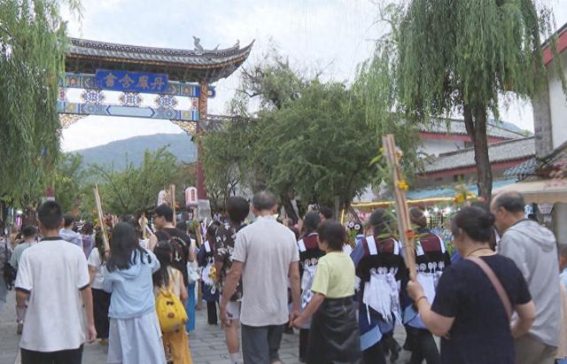 火光照亮茶马古道 市民游客齐聚束河共庆火把节