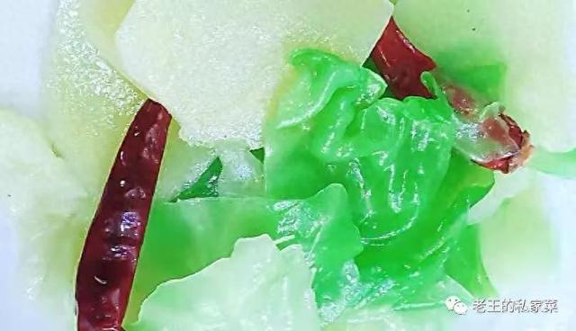茴子白怎么炒好吃（圆白菜炒土豆片这样做法超好吃）