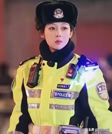 北京交警26岁张钰火了，撞脸女明星杨紫	，还以为杨紫转行当交警了