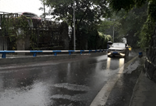 北京一家自驾游遇降雨，到一民宿躲雨，点6菜1酒，结账时泪流满面