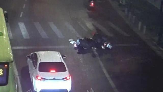 北京一男子骑电动车将人撞骨折后逃逸	，回家换装后返回现场观望，得知伤者报警又回家拆车牌