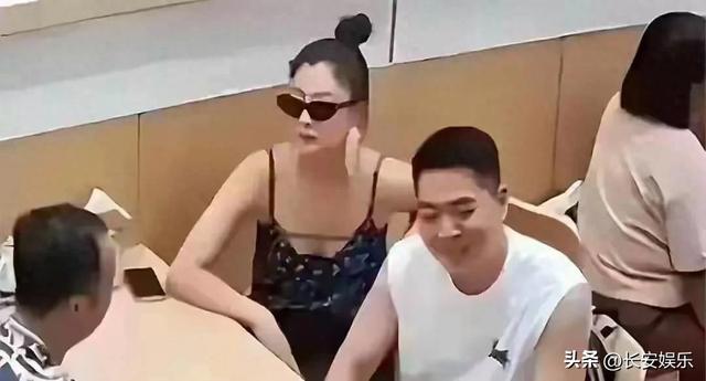 45岁殷桃与男友在北京一小面馆被拍