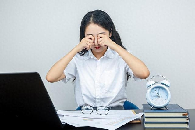 眼前忽然出现黑点是怎么了（眼前飘黑点怎么办有这些症状请就医）