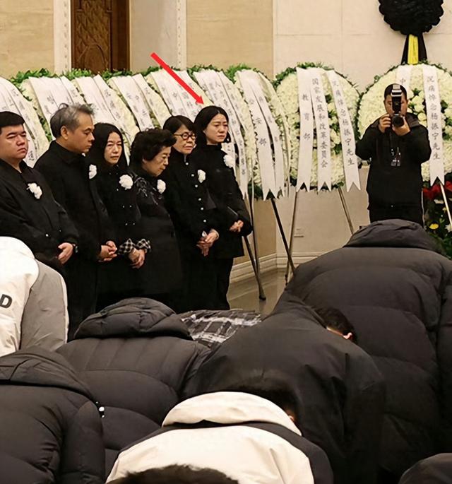 杨振宁去世不到2月,49岁翁帆首次携76岁妈妈亮相,一个细节惹争议