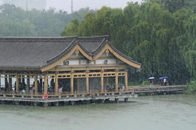 烟雨朦胧西安曲江池