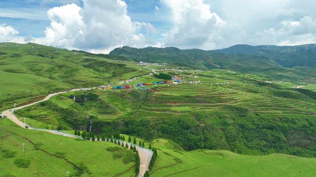 ​乌蒙大草原景区：迎来避暑旅游高峰，日均接待游客1万多人次