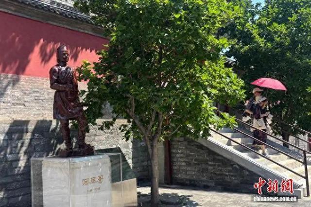 这座尼泊尔人建造的白塔内，藏着148字日军侵华物证