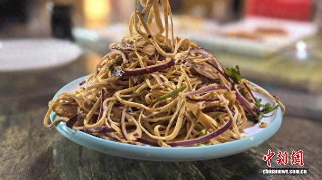 探访“火车拉来的小镇”：美食“三件套”锁住八方食客味蕾