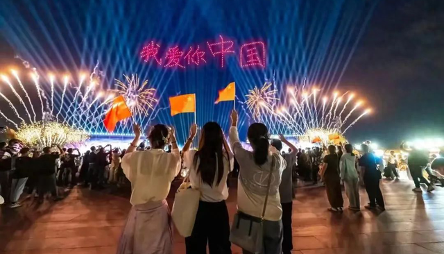 各位旅客，前方到站，济宁站！