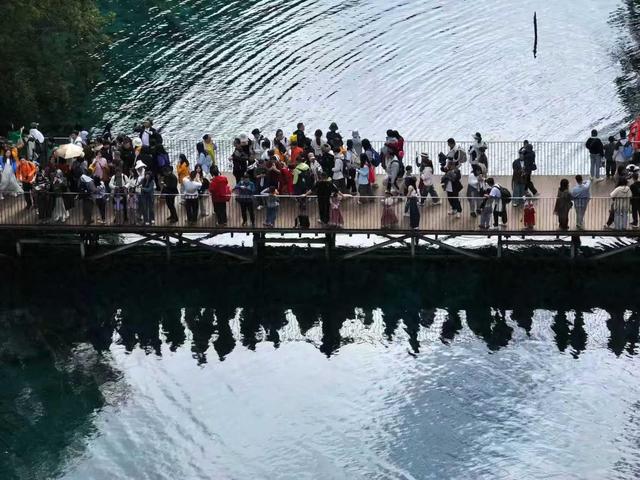 九寨沟今年游客接待量已达700万人次，刷新景区年度游客接待量最高纪录