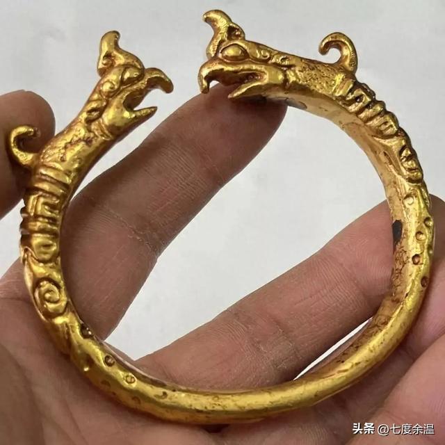 女人梦见捡到黄金首饰意味着什么（女子在路边捡到一只金手镯）