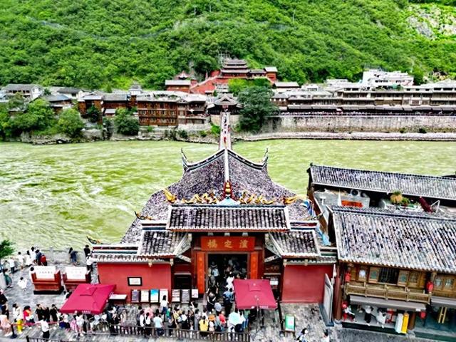 泸定桥：红色文旅融合发展的创新典范