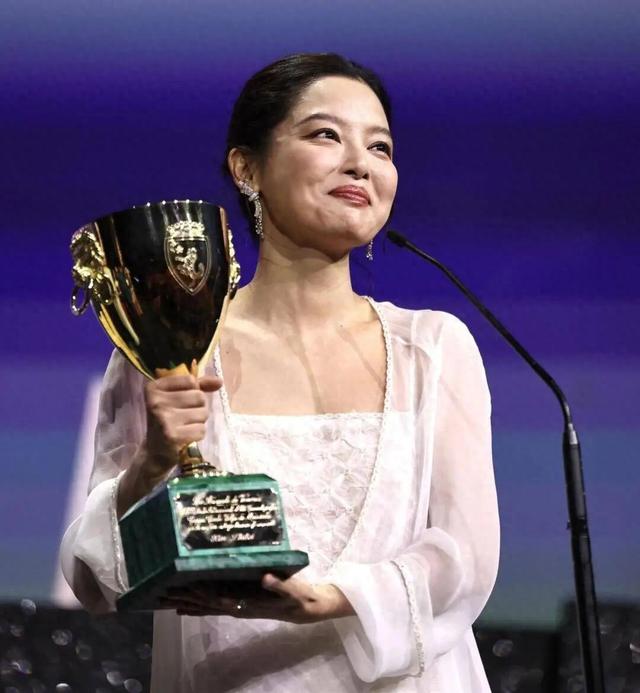 恭喜！39岁女演员辛芷蕾，热搜第一！