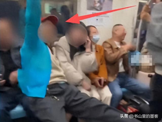 地铁老人强坐女生腿后续：公开耍流氓，知情人爆身份，真不简单