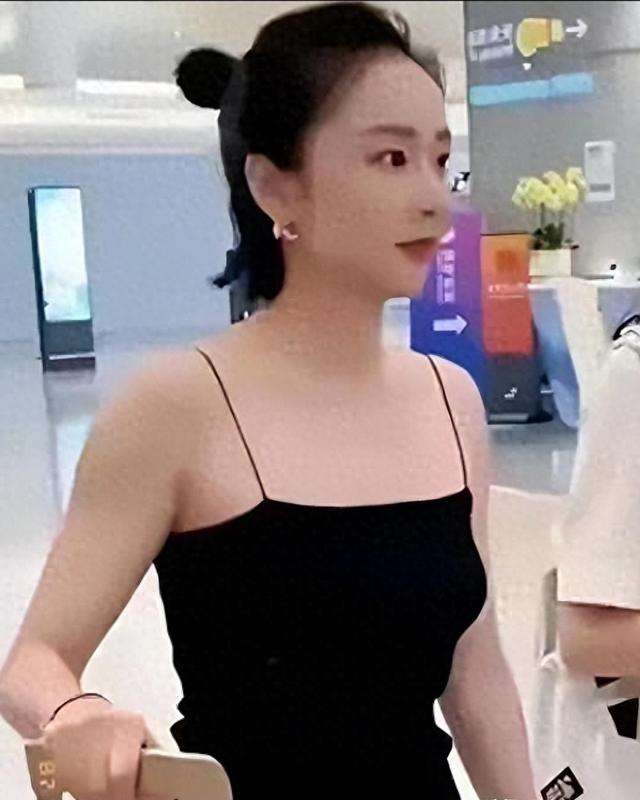 惊了！高叶机场造型太敢穿，黑吊带配花裤“大嫂”范直接溢出屏幕​