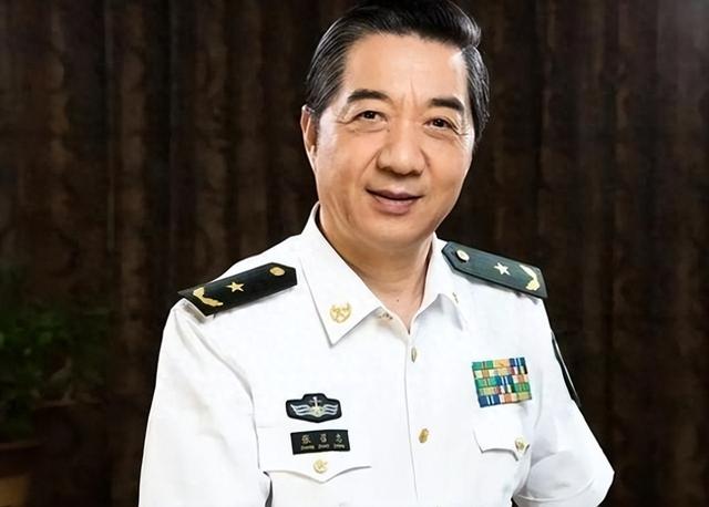 中美差距那么大？张召忠：美国就算一动不动	，中国20年也追不上！