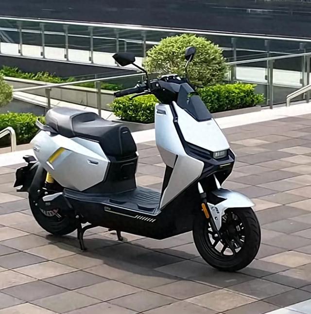 1万预算选电摩还是油摩？FXPro降维打击：极速80+双ABS+雷达预警