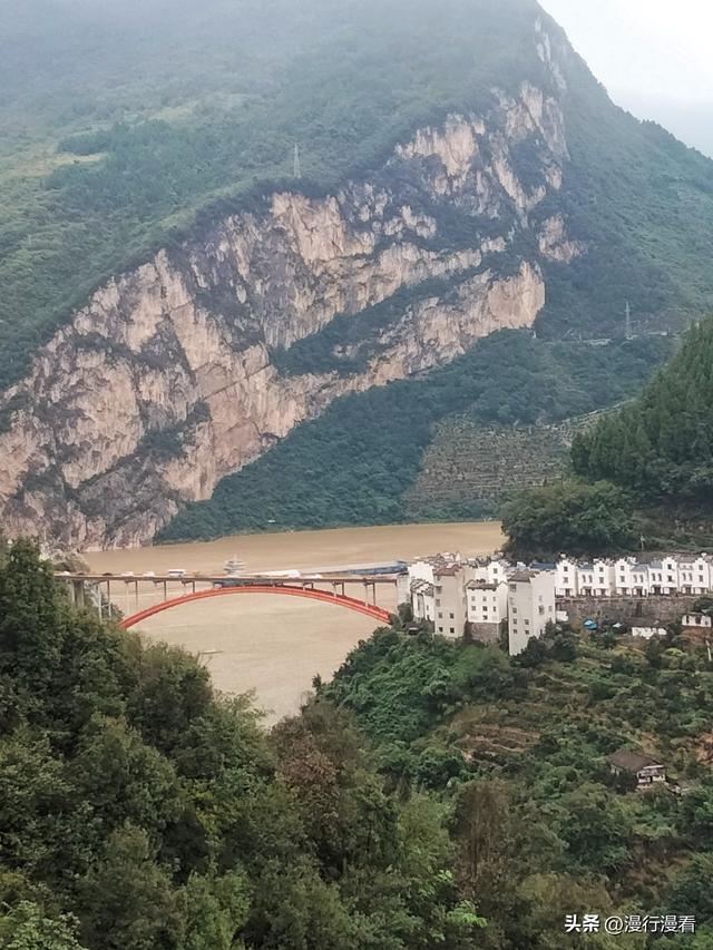 今天长江“牛肝马肺峡”水的黄，一点也不输于黄河水的黄